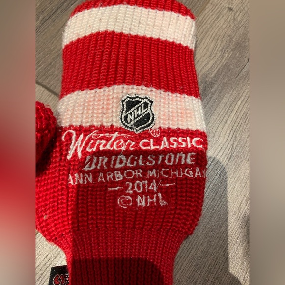 Hockey sockey mittens. Winter classic 2014 edition. GUC. ❄️ - Picture 5 of 5